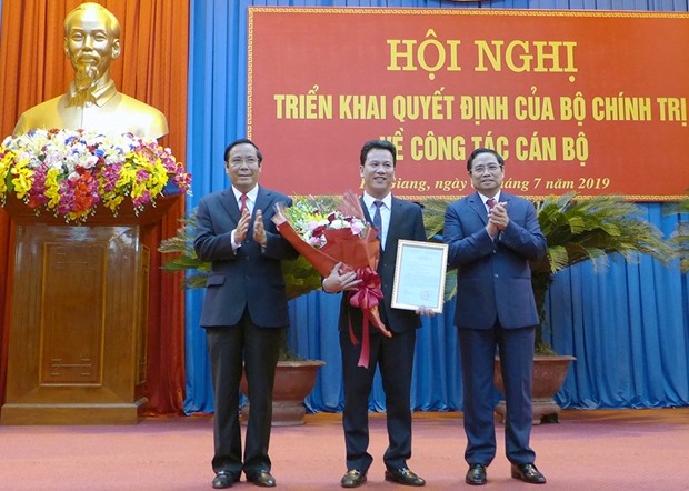 Lãnh đạo Ban Tổ chức Trung ương trao quyết định và chúc mừng đồng chí Đặng Quốc Khánh.