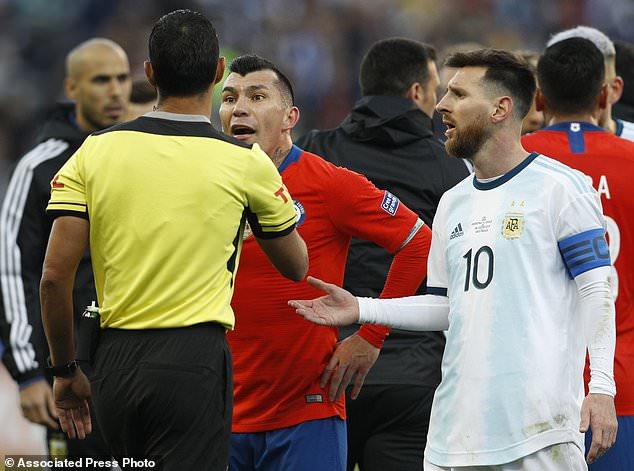 Messi, Copa America 2019: Để chứng kiến những pha bóng đẳng cấp của Messi tại Copa America 2019, hãy xem ngay hình ảnh của chúng tôi! Các tình huống đối đầu khó nhằn, những pha sút xa, hay cú đá phạt đỉnh cao...tất cả chúng tôi đã ghi lại và để lại ấn tượng khó phai. Đừng bỏ lỡ cơ hội chiêm ngưỡng tài năng của siêu sao bóng đá này!