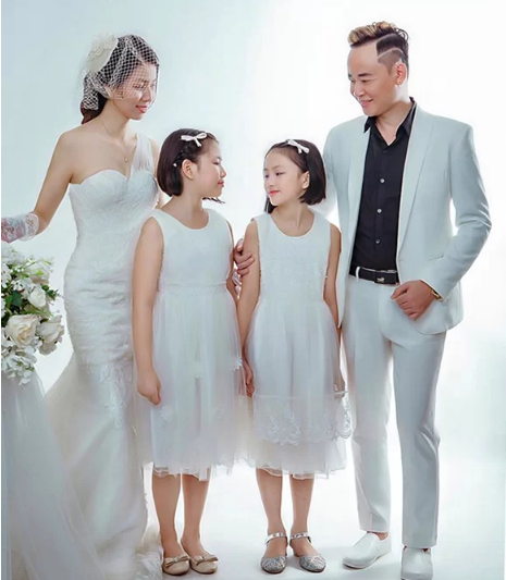 Tùng Dương và người vợ thứ ba cùng 2 con gái. Ảnh: Ngôi sao.