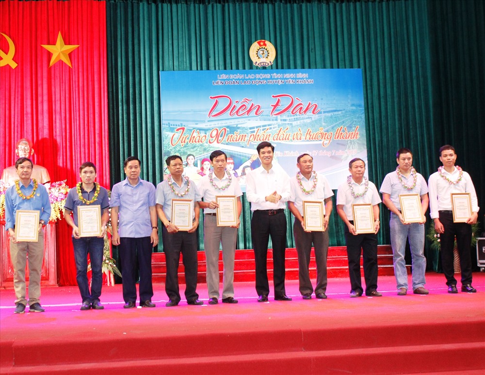 Đại diện lãnh đạo LĐLĐ tỉnh Ninh Bình và huyện Yên Khánh tặng hoa và . Ảnh: NT