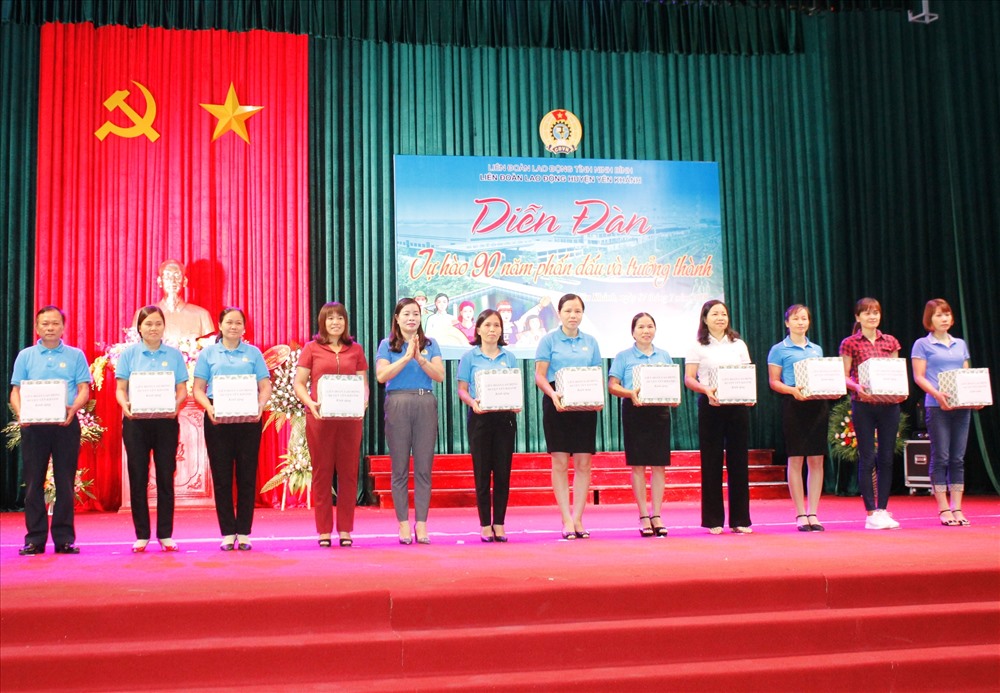 Đồng chí Phùng Thị Hằng, Chủ tịch LĐLĐ huyện Yên Khánh biểu dương các cán bộ, CNVCLĐ có nhiều đóng góp cho hoạt động CĐ. Ảnh: NT