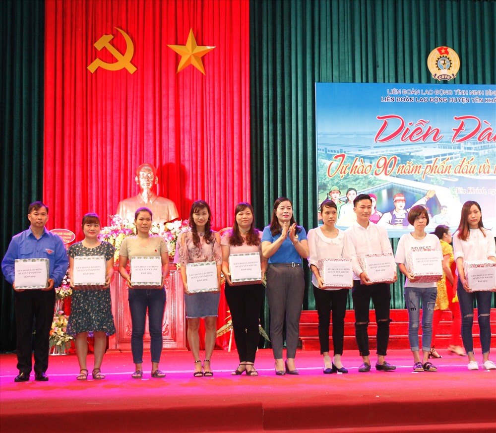 Đại diện lãnh đạo LĐLĐ huyện Yên Khánh khen thưởng cho CNLĐ. Ảnh: NT