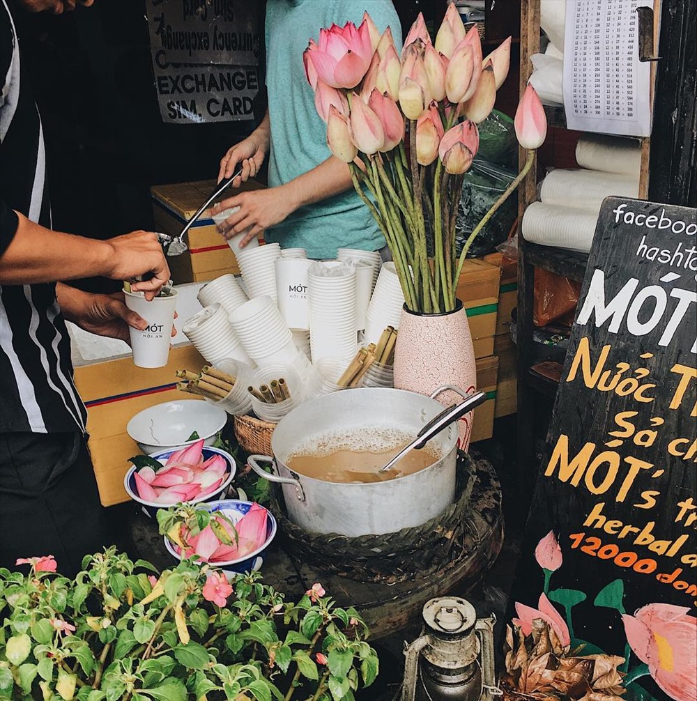 Cốc giấy, ống hút cỏ sậy hoàn toàn thay thế đồ nhựa ở quầy nước mót nổi tiếng.