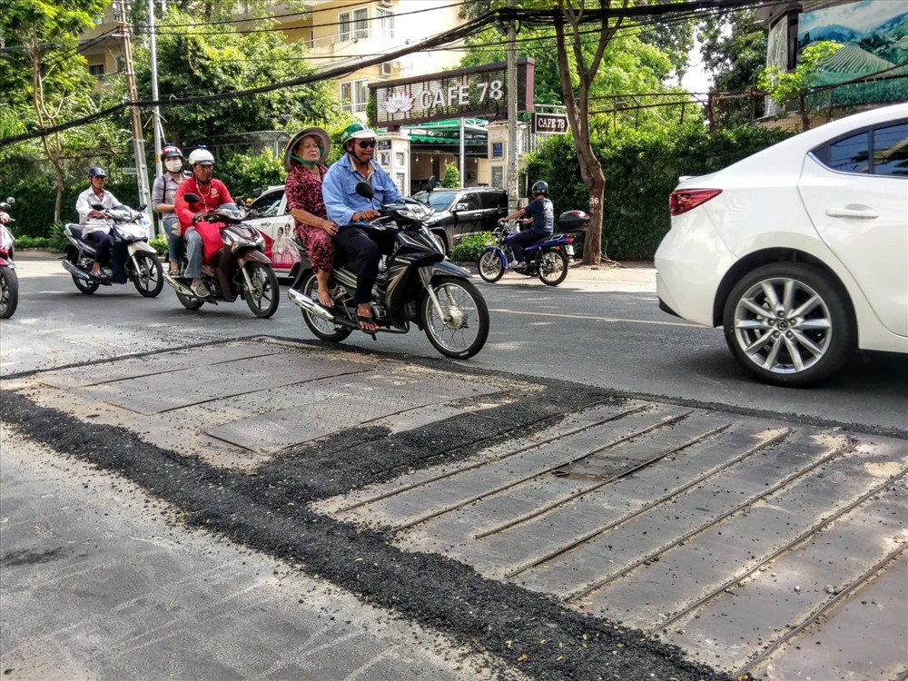 Khu vực nắp cống trên đường Trần Quốc Thảo (Q.3) sau khi sửa chữa lại càng nham nhở khiến người chạy xe máy không dám đi lên.  Ảnh: M.Q