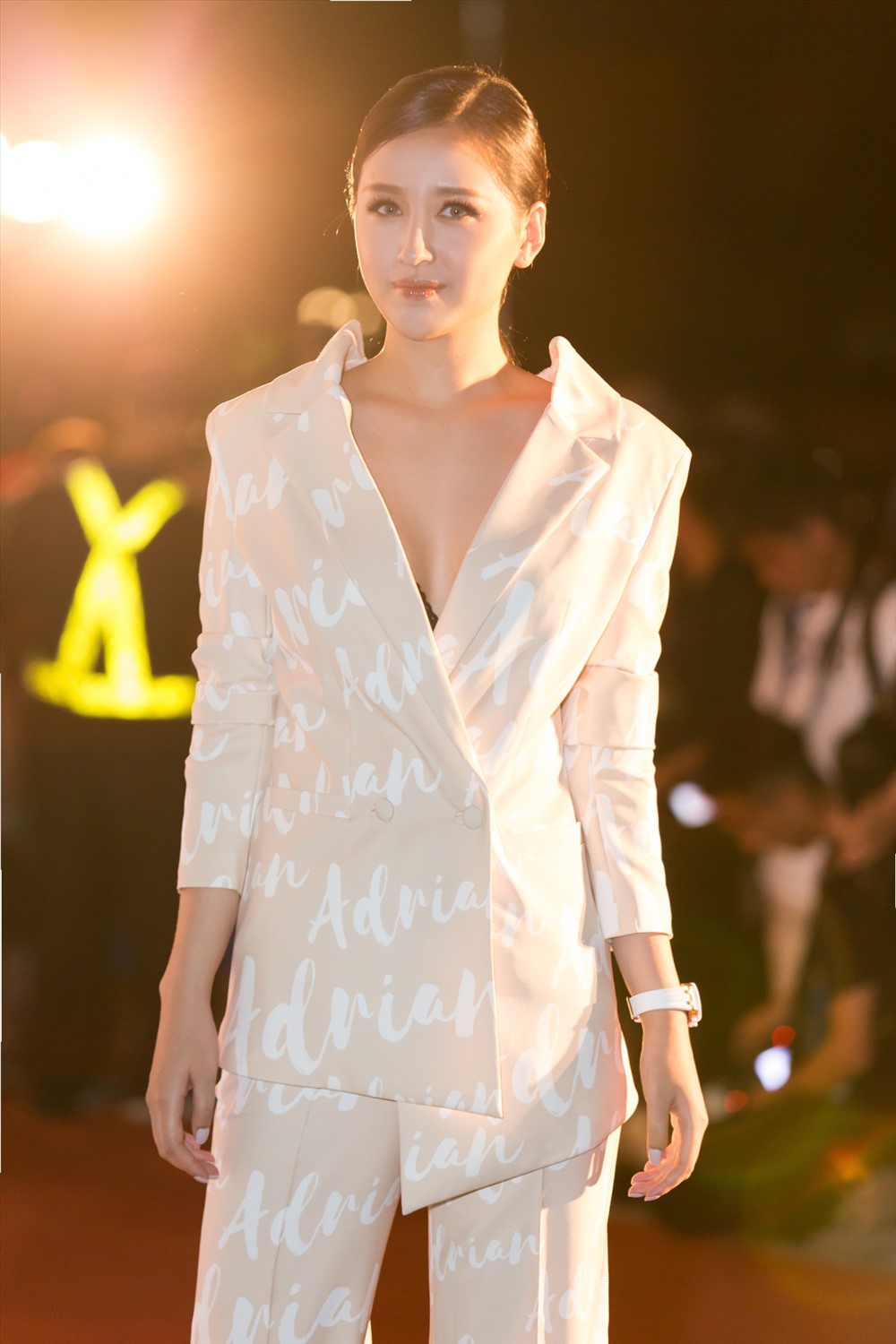 Với vai trò giám khảo, Hoa hậu Mai Phương Thúy xuất hiện đầy phong cách trong bộ vest hiện đại. Ảnh: MWVN.