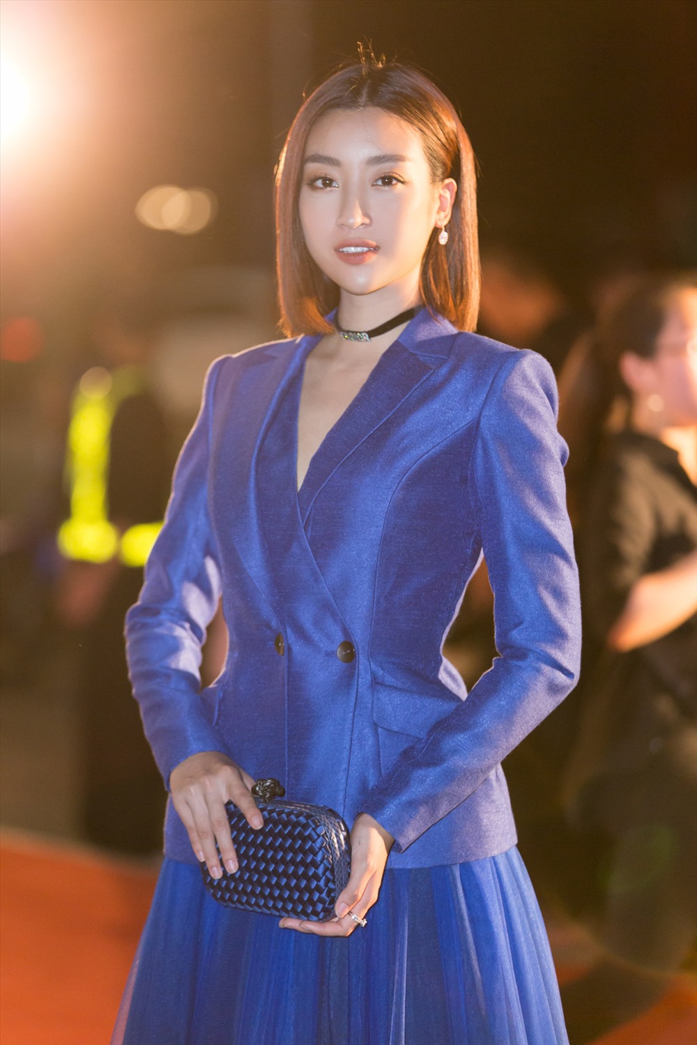 Hoa hậu Đỗ Mỹ Linh quyền lực và đầy cuốn hút khi lựa chọn khoác lên mình chiếc đầm màu xanh sang trọng, phá cách kết hợp với vest cùng màu. Ảnh: MWVN.