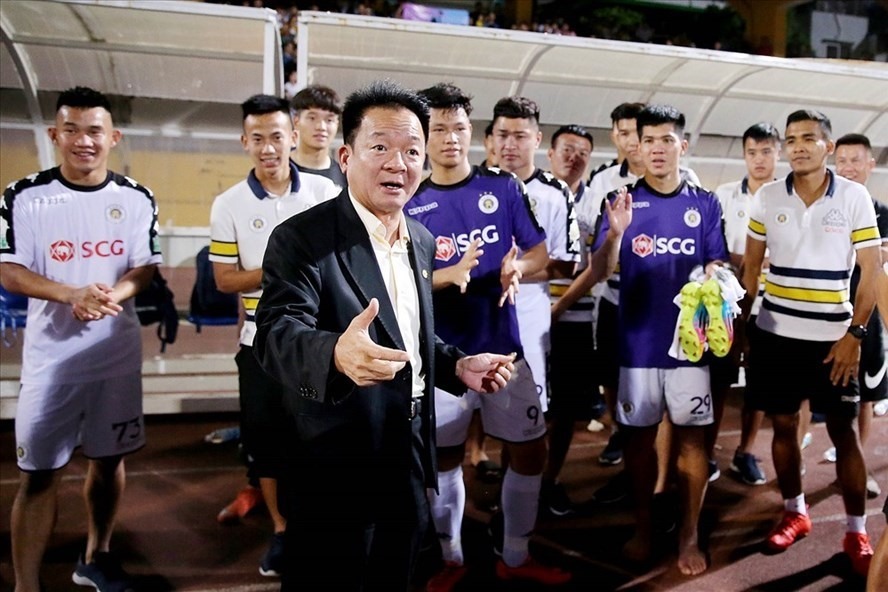 Bầu Hiển vẫn được cho là liên quan đến nhiều đội bóng đã có 4 chức vô địch V.League cùng CLB Hà Nội. Ảnh: H.A
