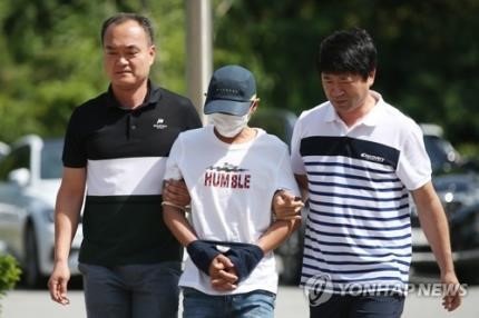 Nghi phạm trong vụ đánh đập vợ người Việt trình diện tại toàn án quận Gwangju sáng 8.7. Ảnh: Yonhap.