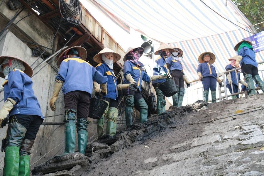 Theo ghi nhận của PV Lao Động ngày 8.7, từ sáng sớm, hơn 20 công nhân của Công ty Thoát nước Hà Nội đã có mặt dưới chân cầu vượt Trần Duy Hưng – Láng (Quận Đống Đa, Hà Nội) để nạo vét bùn đất dưới lòng sông ô nhiễm.