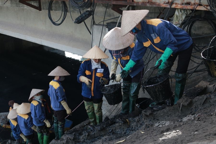“Việc nạo vét bùn được bắt đầu từ đầu tháng 7/2019 và sẽ tiến hành trong 1 tháng. Những công nhân sẽ nạo vét bùn đất theo từng đoạn chứ không kéo dài liên tục dọc sông Tô Lịch”, ông Tư Thứ (huyện Thanh Trì, Hà Nội), công nhân nạo vét dòng sông thông tin.