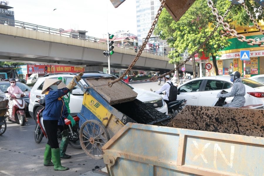 Bùn được tích trữ vào thùng và chờ xe đến vận chuyển tới điểm tập kết. “Mỗi ngày xe bồn sẽ chở khoảng 3, 4 lượt bùn tới địa điểm xử lý bùn tại Yên Sở”, anh Nguyễn Huy (huyện Quốc Oai, Hà Nội), nhân viên lái xe bồn cho biết.