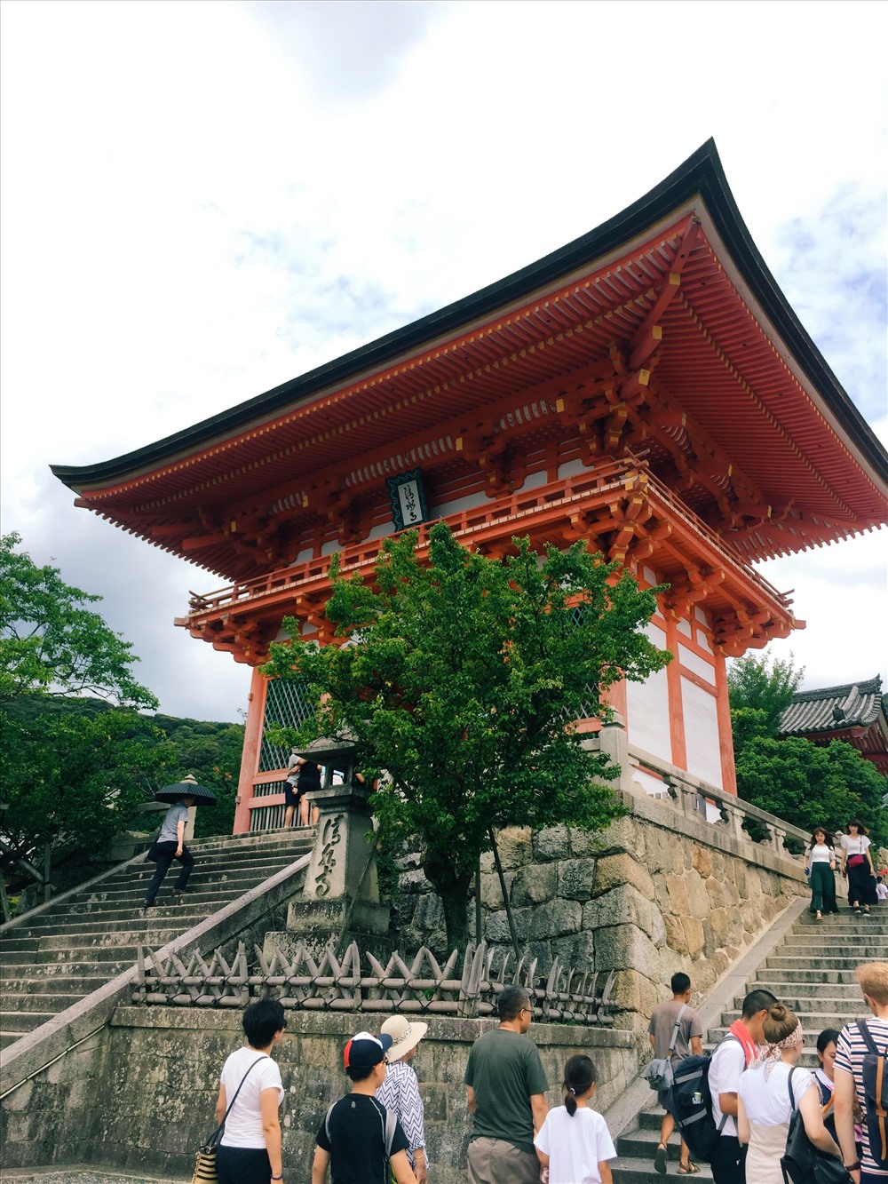 Ngoài ra, khi đặt chân đến Kyoto bạn cũng nên ghé qua Chùa Kiyomizu ở núi Otowayama. Đây cũng là địa điểm hay được xuất hiện trên bộ truyện tranh nổi tiếng Conan là nơi được rất nhiều du khách trong và ngoài nước thường xuyên ghé thăm.