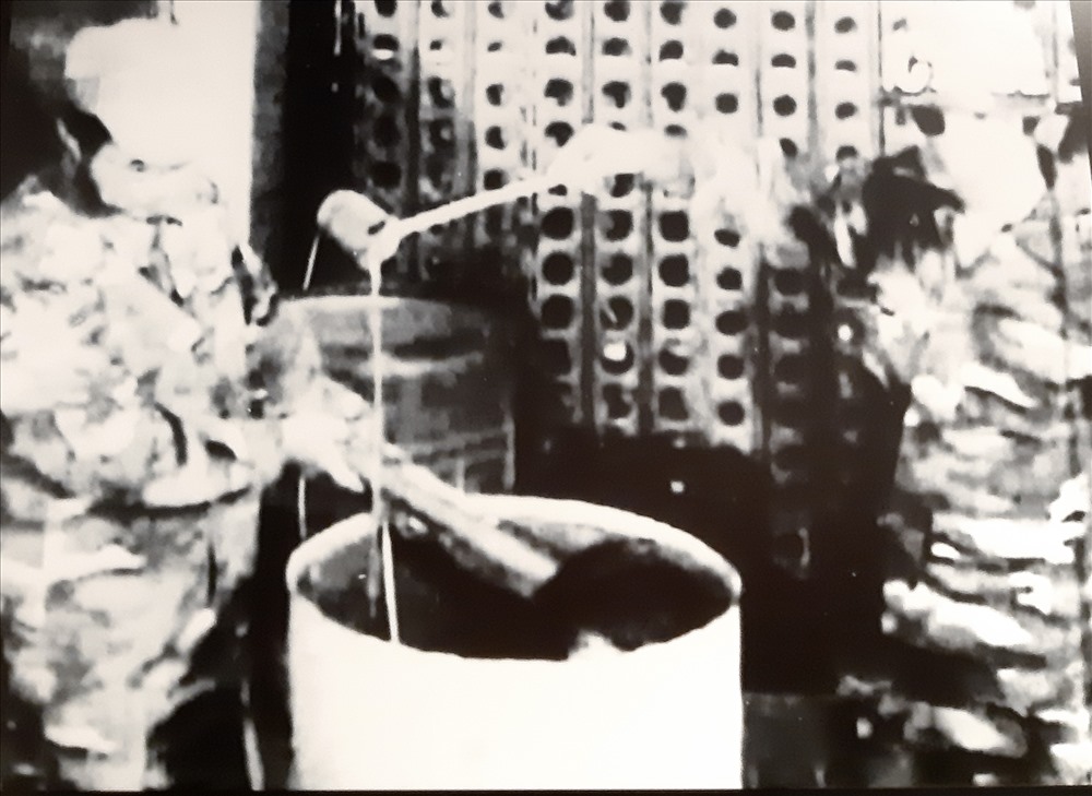 Năm 1966, đồng chí Nguyễn Đình Xô (Lạc Vệ - Tiên Du – Bắc Ninh) bị địch bắt giam tại nhà lao Pleiku rồi đến Biên Hòa, sau đó bị đày ra nhà tù Phú Quốc. Hình ảnh tra tấn đồng chí Nguyễn Đình Xô.