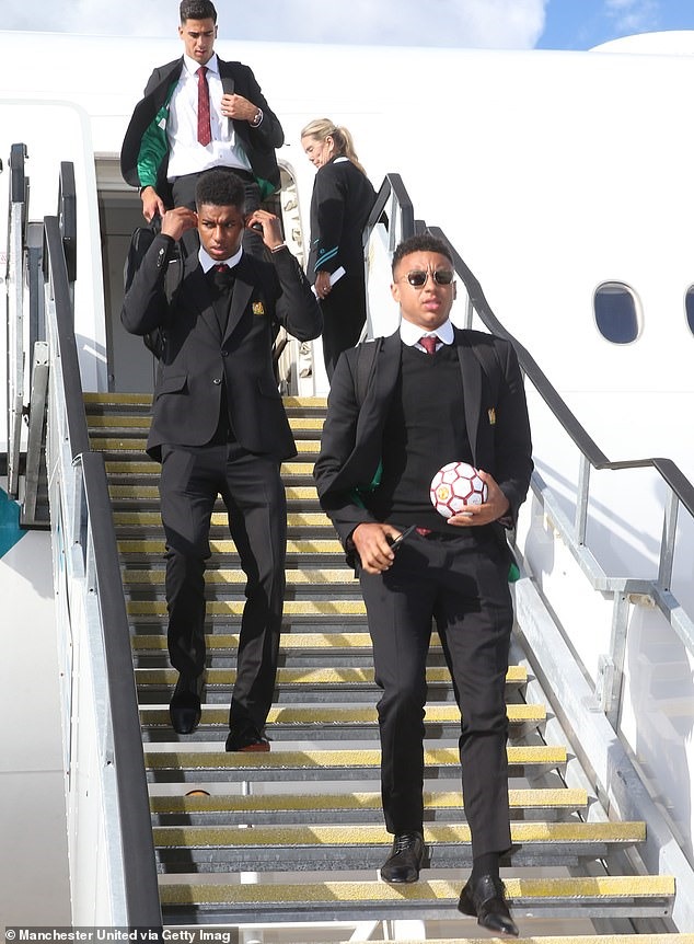Marcus Rashford và Jesse Lingard sau chuyến bay dài từ Manchester. Ảnh: MU/Getty Images