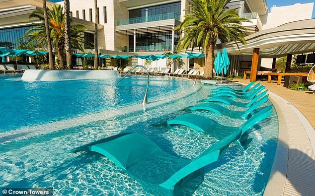 Tiện nghi trong khách sạn bao gồm bể bơi cực rộng và bể bơi vô cực hình tròn, giường tắm nắng và TV plasma. Ảnh: Crown Towers