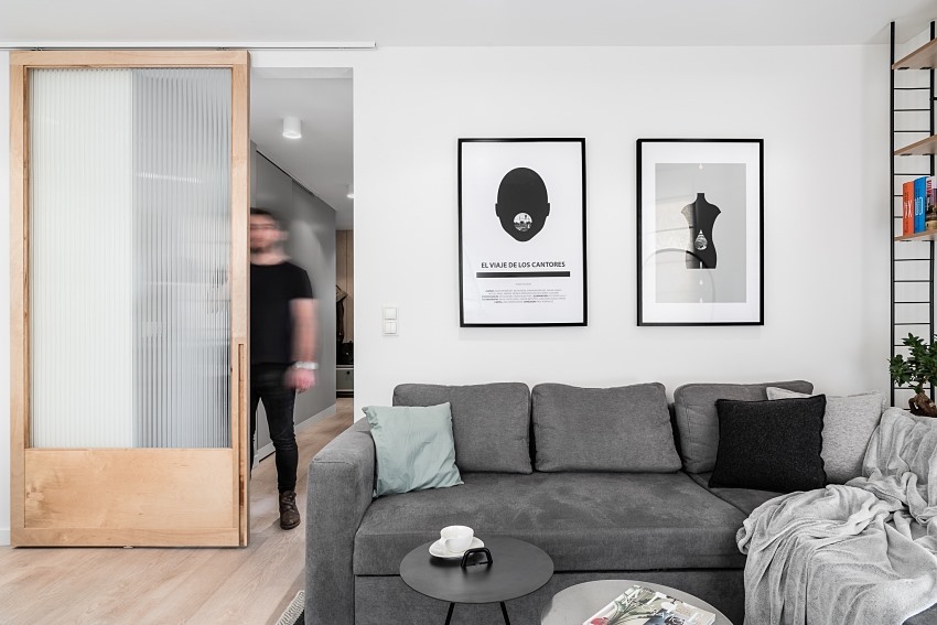 Phần mềm nội thất được trang trí với màu xanh xám yên tĩnh, lát cảnh nhà tươi mát và dễ chịu thông qua màu sắc đơn giản và tinh khiết.