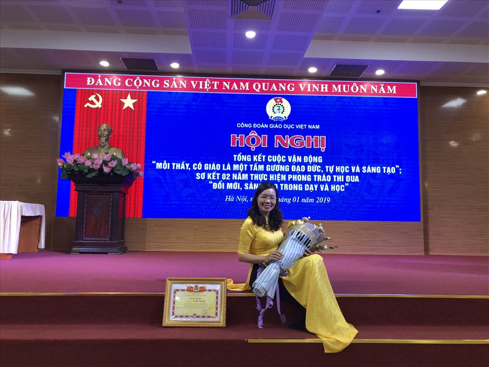 Cô Vũ Thị Việt Hoa, Hiệu trưởng Trường tiểu học Quang Trung, TP.Vũng Tàu có nhiều tìm tòi sáng tạo trong đổi mới phương pháp giáo dục ở địa phương