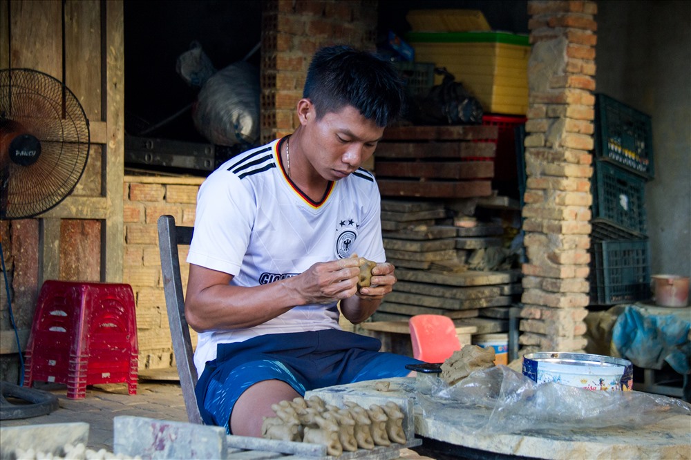 Người trẻ ở làng gốm Thanh Hà. Ảnh: Thành Vân