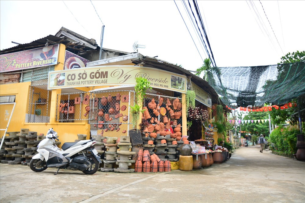 Làng gốm Thanh Hà nằm ngay bên bờ sông Thu Bồn, thuộc địa bàn phường Thanh Hà, cách khu phố cổ Hội An hơn 3km về hướng Tây. Ảnh: Thành Vân