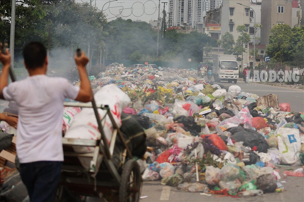 Nhiều người dân sinh sống gần khu vực bãi rác liên tục mang rác ra đây để đổ.