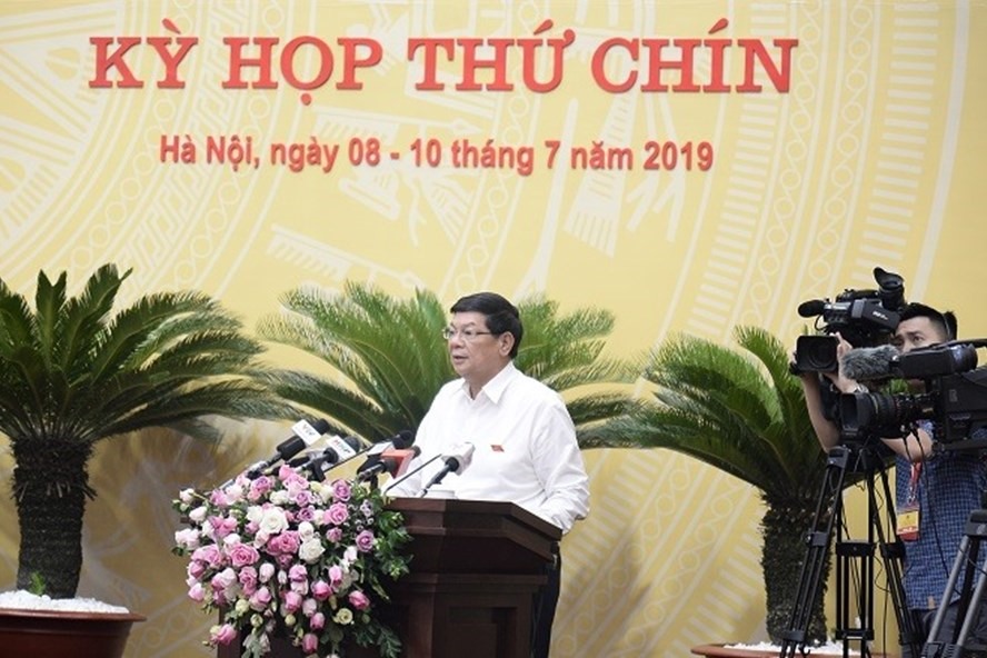 Phó Chủ tịch UBND TP Nguyễn Quốc Hùng phát biểu tiếp thu vấn đề đại biểu nêu và trình bày hướng khắc phục. Ảnh Phạm Hùng.
