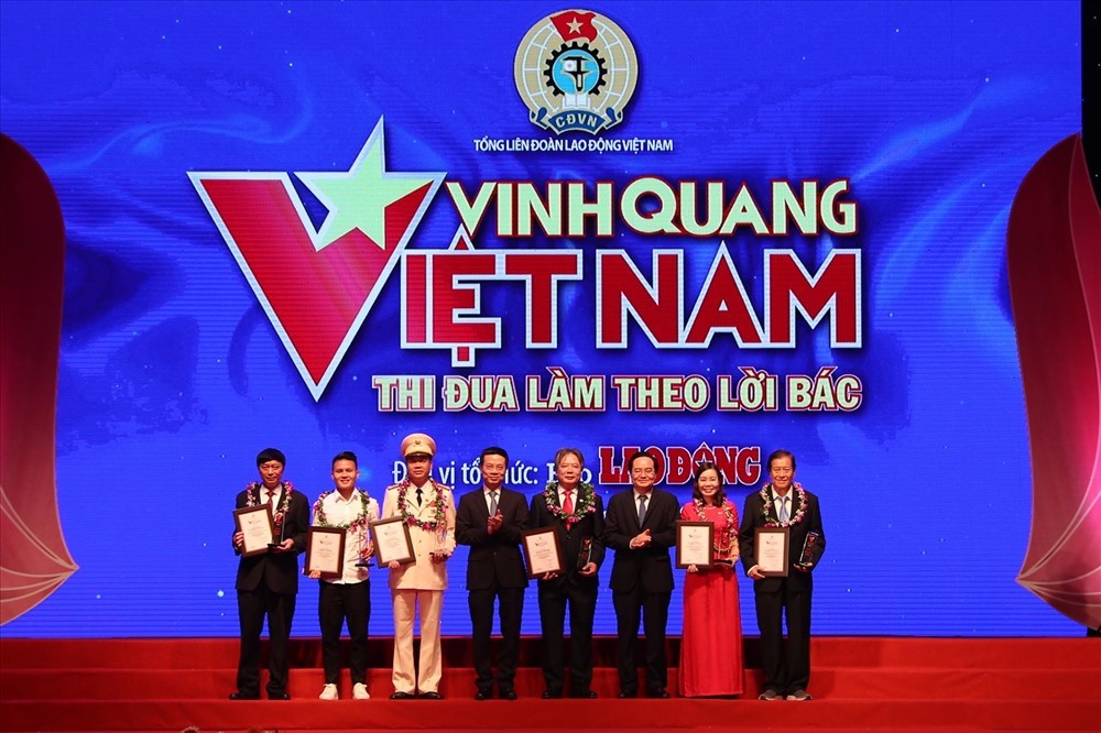 Trung tá Phạm Đức Dũng (thứ 3 từ trái sang) được vinh danh tại chương trình Vinh quang Việt Nam.