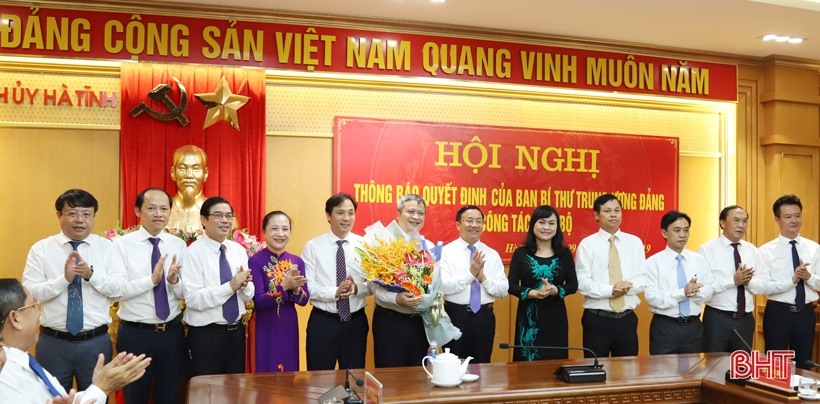 Ban Thường vụ Tỉnh ủy Hà Tĩnh tặng hoa chúc mừng tân Phó Bí thư Tỉnh ủy Trần Tiến Hưng