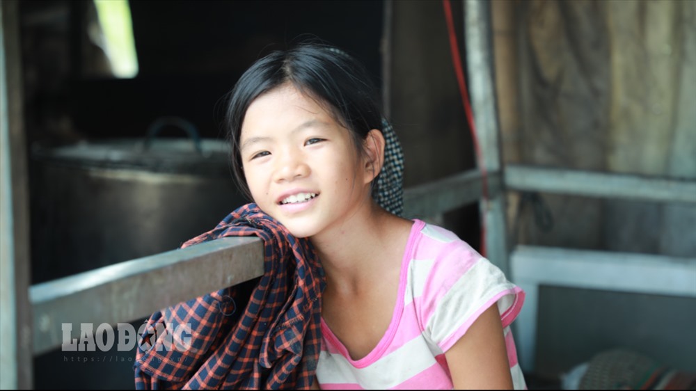 Ngô Thị Sáng, tên gọi ở nhà là Bí năm nay lên lớp 6. Em là con gái của bà Đặng Thị Hải (52 tuổi, xã Cổ Bản, Đồng Mai, Hà Đông, Hà Nội) - gia đình được biết đến đông con nhất Hà Nội với 14 người con.