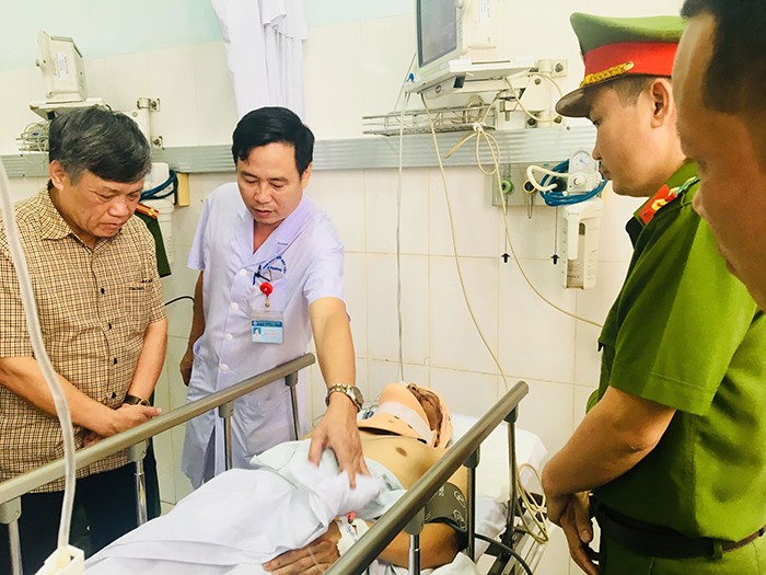 Chiến sĩ CSGT bị chảy máu não, vỡ cột sống cổ khi bị xe máy hất văng. Ảnh: Minh Khang