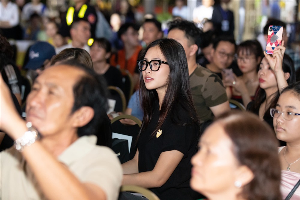 Mặc dù bị đau mắt và không thể xuất hiện lộng lẫy như thường ngày nhưng vì muốn dành sự ủng hộ và cổ vũ của mình tới các thí sinh Miss World Việt Nam nên Tiểu Vy vẫn quyết định để mặt mộc theo dõi đêm thi. Ảnh: MWVN.