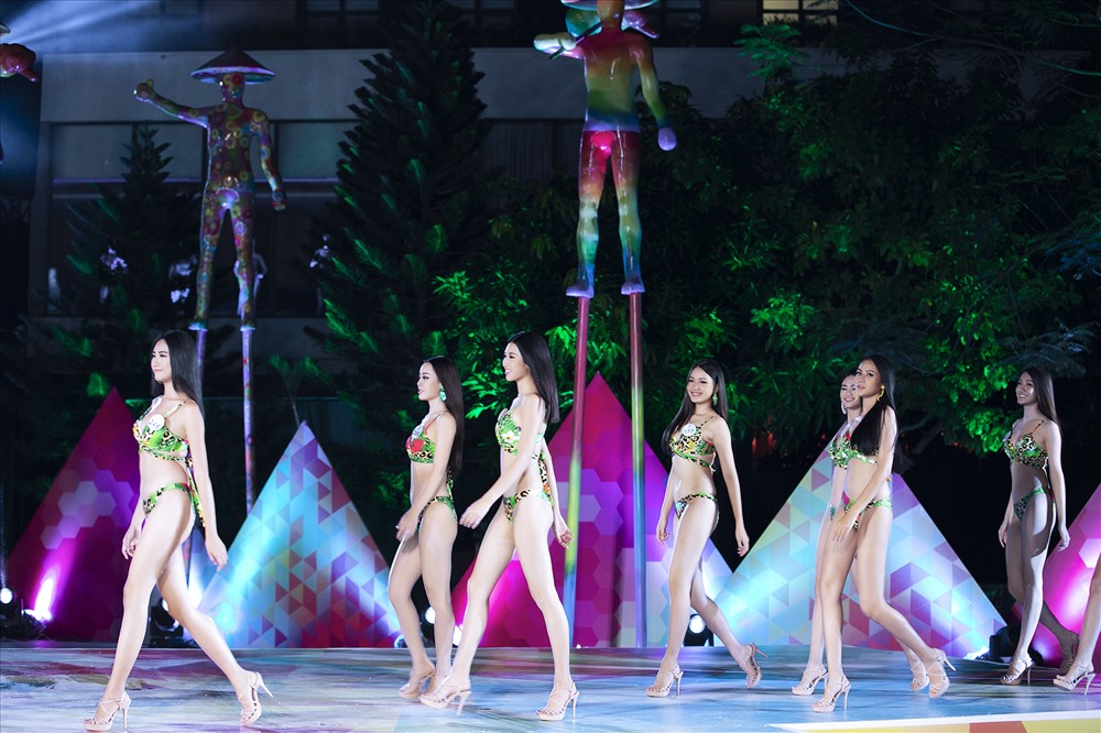 Top 39 vòng chung kết Miss World Việt Nam cùng nhau khuấy động sân khấu “Người đẹp biển“. Ảnh: MWVN.
