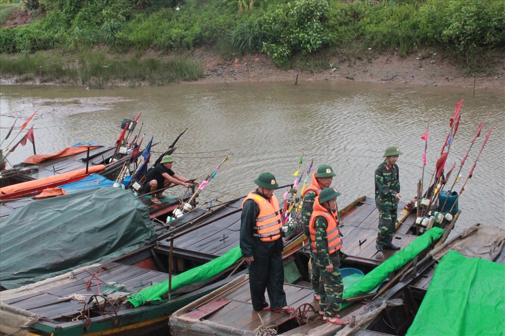 Ban CHQS huyện Tiên Lãng phối hợp kêu gọi tàu thuyền vào nơi tránh trú bão. Ảnh CTV