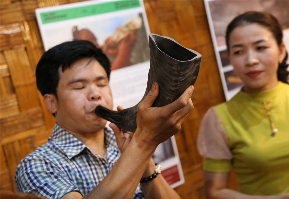 Du khách được trải nghiệm một lần thổi tù và trong quá trình tham quan.