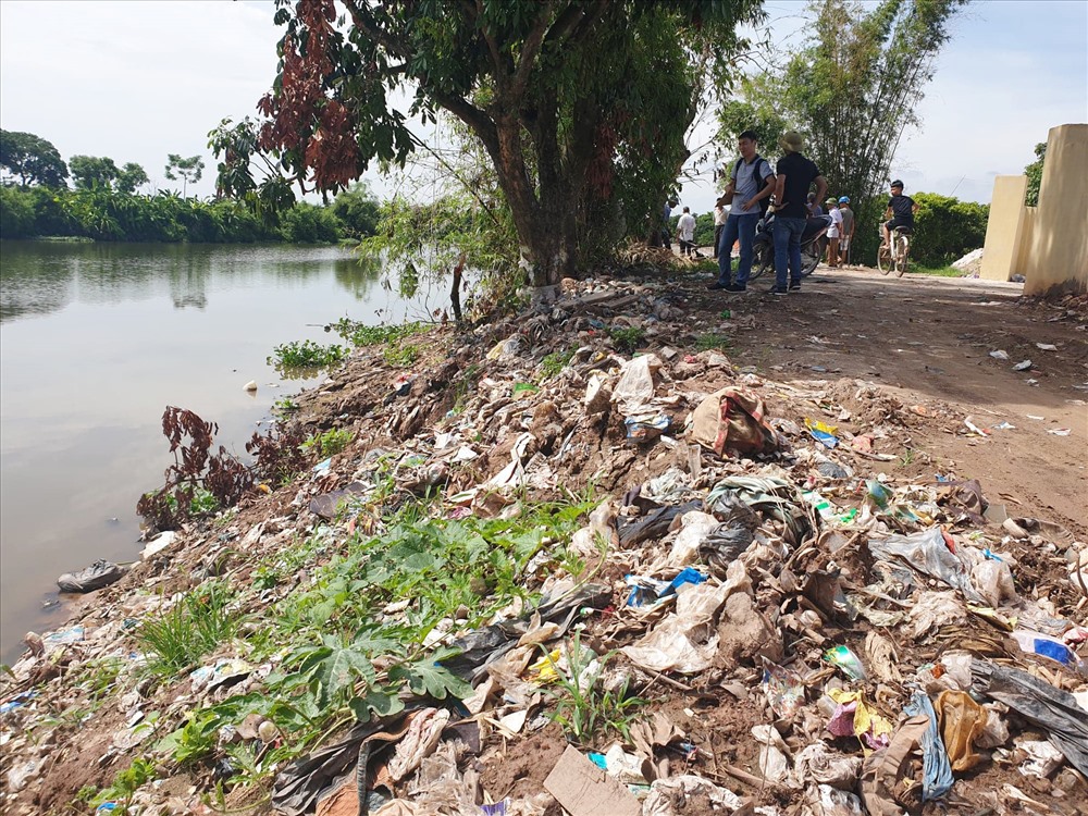 Người dân bức xúc trước việc chôn, lấp rác thải cạnh bờ sông Cửu An.