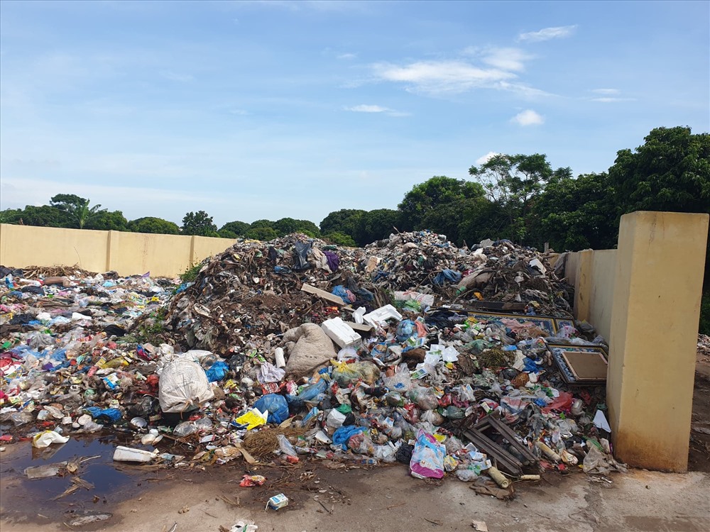 Người dân muốn tất cả rác thải phải được đưa vào khu chứa rác để xử lý, tránh gây ô nhiễm môi trường. Ảnh: Phạm Đông.