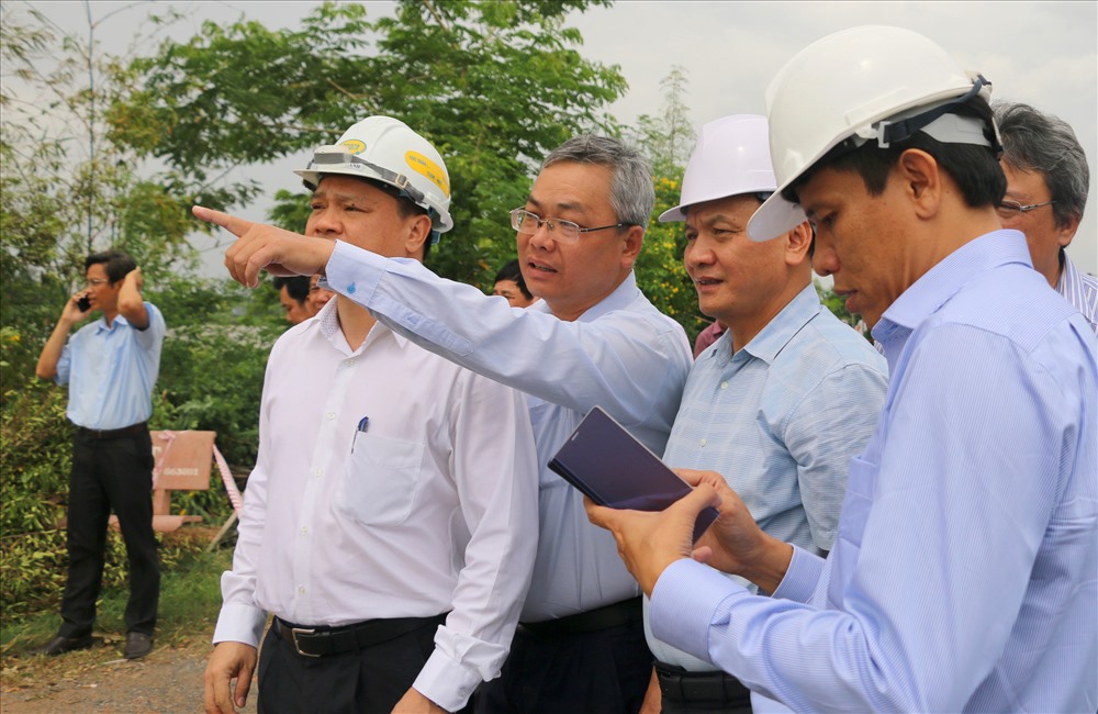Thứ trưởng Bộ GTVT Nguyễn Nhật (thứ 3 phải qua) cùng đoàn công tác khảo sát tại hiện trường vụ sạt lở. Ảnh: LT