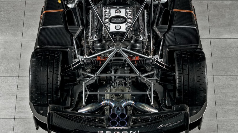 Xe trạng bị động cơ AMG V12 6.0L, Huayra RoadsterBC cho công suất lên tới 800 mã lực và mô men xoắn 1050 Nm. Đó là sự cải tiến đáng kể với 50 mã lực và gần 70 Nm so với mẫu xe BC Coupe, chỉ có công suất 750 mã lực và mô men xoắn 970 Nm.