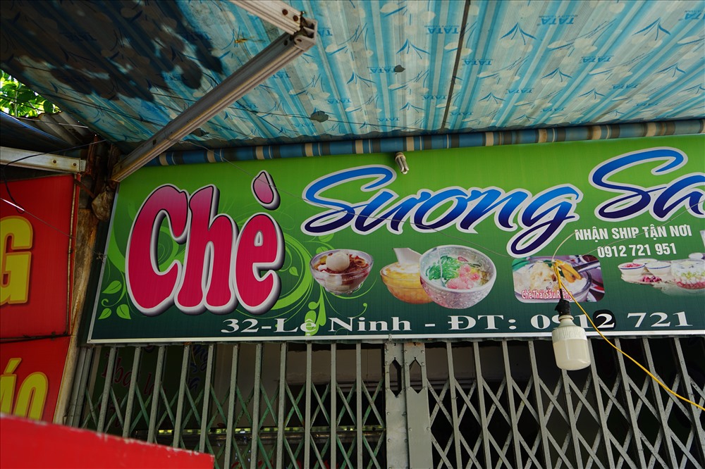 Sáng 10.8, PV đi dọc đường Lê Ninh, chứng kiến nhiều nhà hàng, doanh nghiệp, biển quảng cáo vẫn “hồn nhiên” ghi tên đường Lệ Ninh.