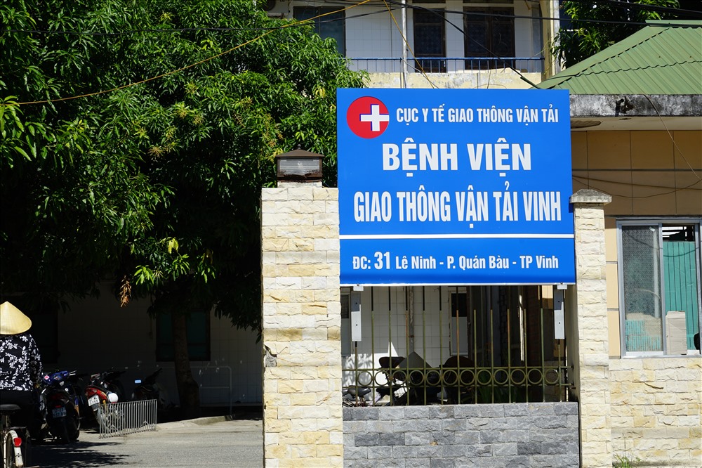Theo UBND phường Quán Bàu, tên chính thức của đường là Lê Ninh, một thủ lĩnh của cuộc khởi nghĩa Cần Vương ở thế kỷ XIX tại Hà Tĩnh. Tuy nhiên, khi đặt biển tên đường, nhân viên đã viết sai thành Lệ Ninh, dẫn đến cái sai nhiều năm qua.