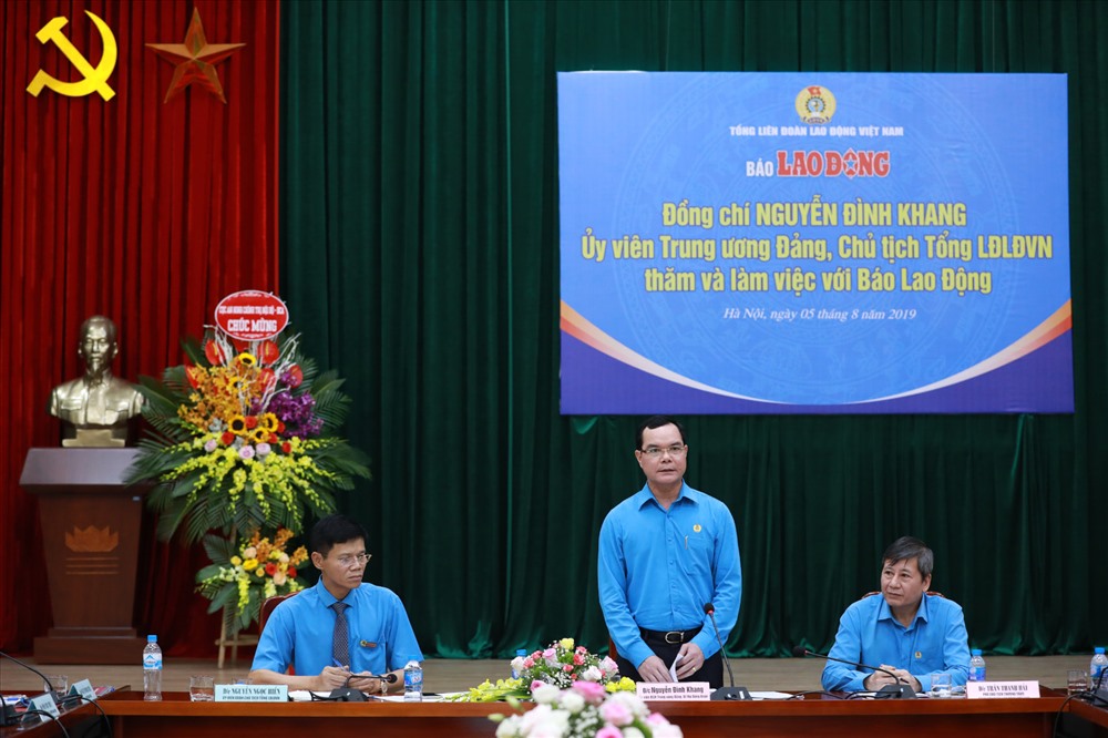 Chủ tịch Tổng LĐLĐVN Nguyễn Đình Khang (giữa) phát biểu tại buổi thăm và làm việc với Báo Lao Động ngày 5.8.2019. Ảnh: P.V