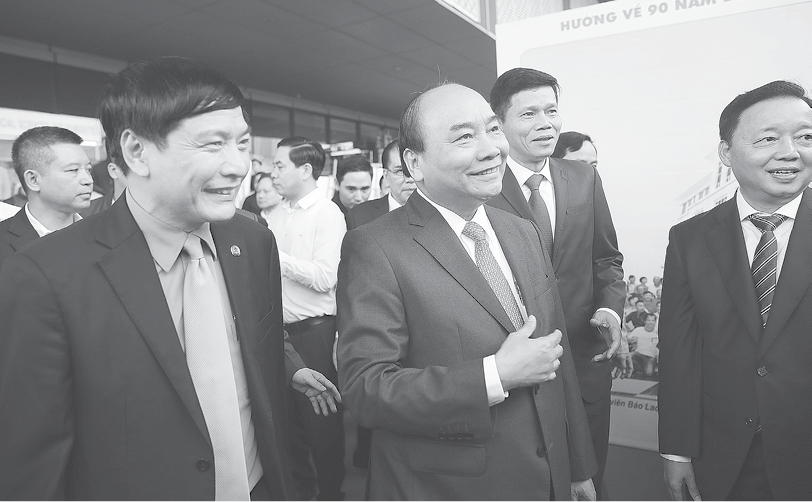 Thủ tướng Nguyễn Xuân Phúc (giữa) thăm gian trưng bày Báo Lao Động tại Hội Báo toàn quốc 2019. Ảnh: SƠN TÙNG