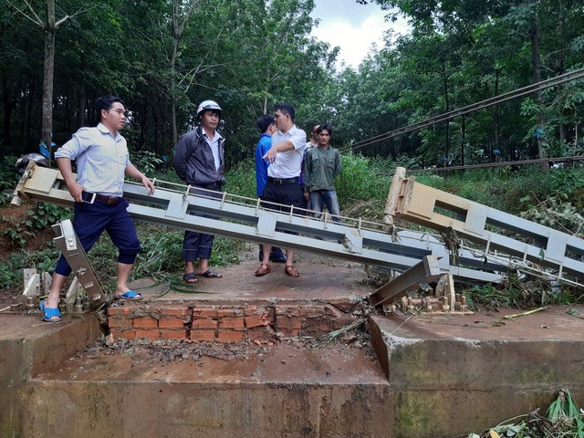 Hai cầu dân sinh ở huyện Bù Đăng đã bị lũ cuốn thiệt hại. Ảnh: G.Đ