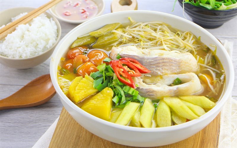 Dù là bát canh cá nhưng hành - nguyên liệu vẫn luôn xuất hiện để tạo sự cân bằng