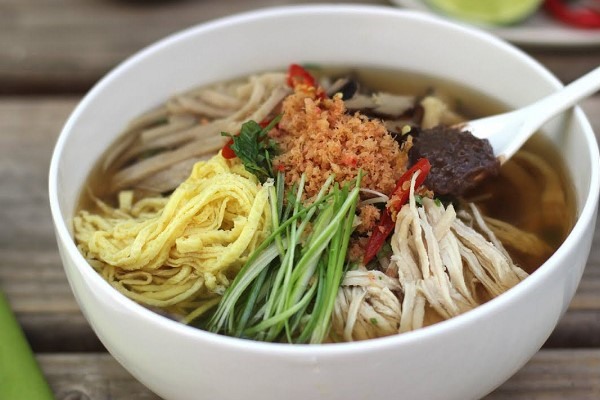 Một bát bún thang luôn được bài trí chuẩn mực theo cách xếp vòng tròn