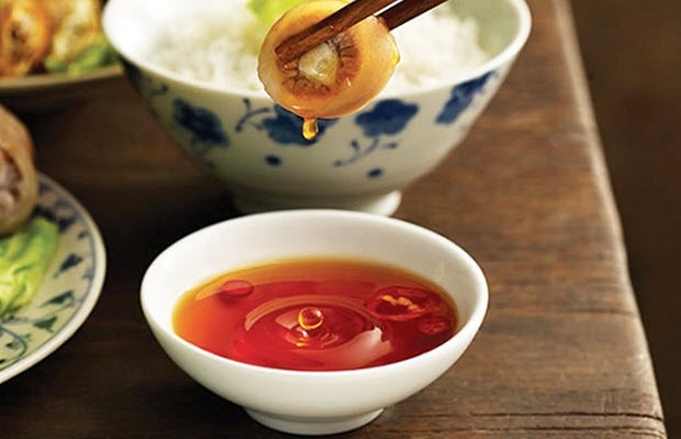 Chén nước mắm chắn chắn phải là chén có kích thước nhỏ hơn chén cơm, thấp và dẹt.
