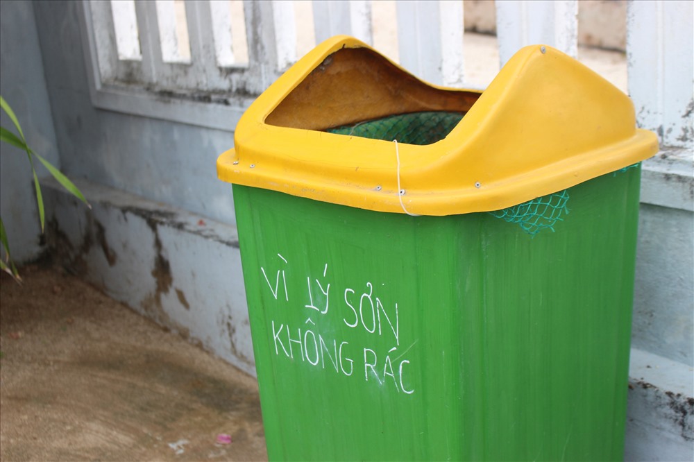 Các thùng rác cũng kêu gọi ý thức bảo vệ môi trường.