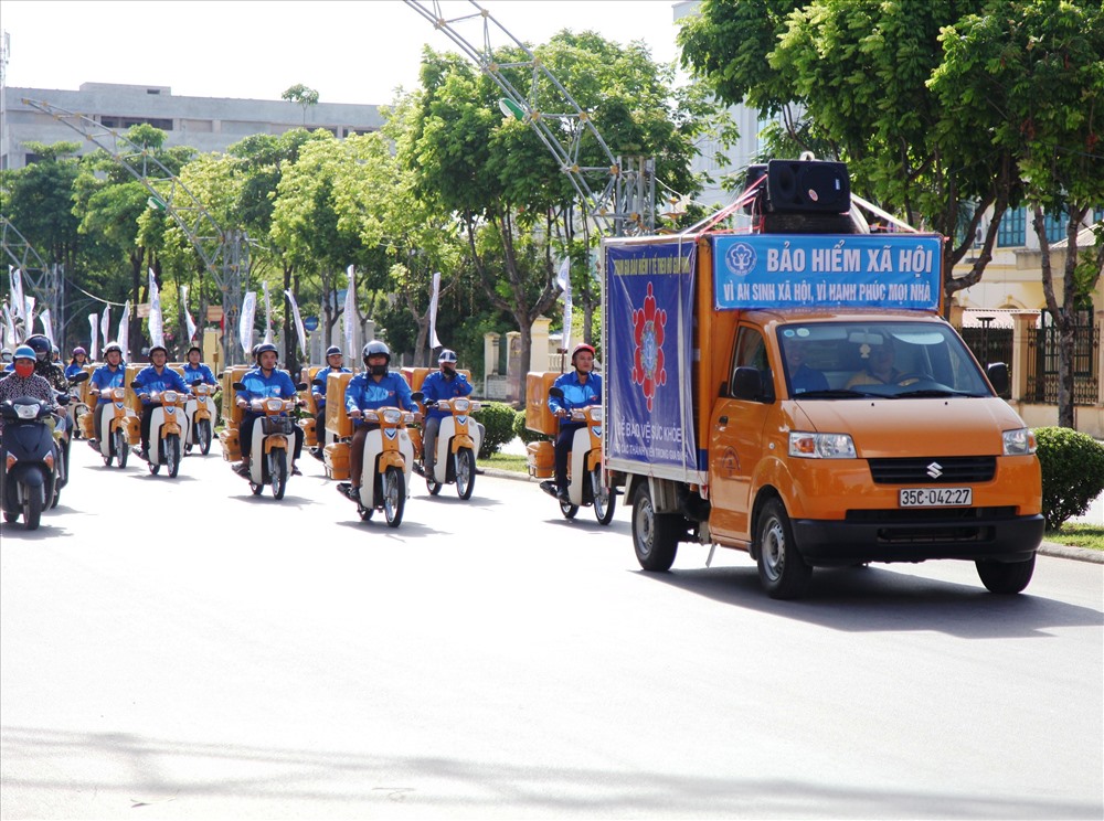 Đoàn thanh niên BHXH tỉnh Ninh Bình tham gia tuyên truyền về các nội dung liên quan đến BHXH, BHTN, BHYT. Ảnh: NT
