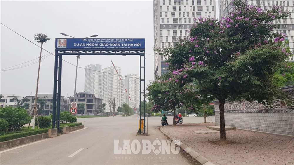 Chia sẻ với PV Lao Động, lãnh đạo UBND phường Xuân Tảo nói: “Hiện nay vì hạ tầng giao thông khu này chưa bàn giao nên công tác quản lý gặp rất nhiều khó khăn“.