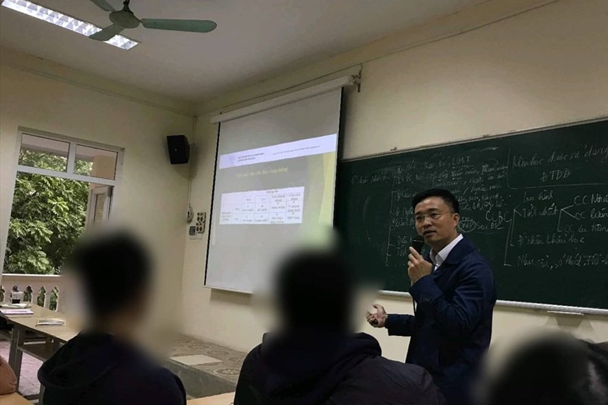 “Nhà báo quốc tế” Lê Hoàng Anh Tuấn trong một buổi dạy nghiệp vụ báo chí.