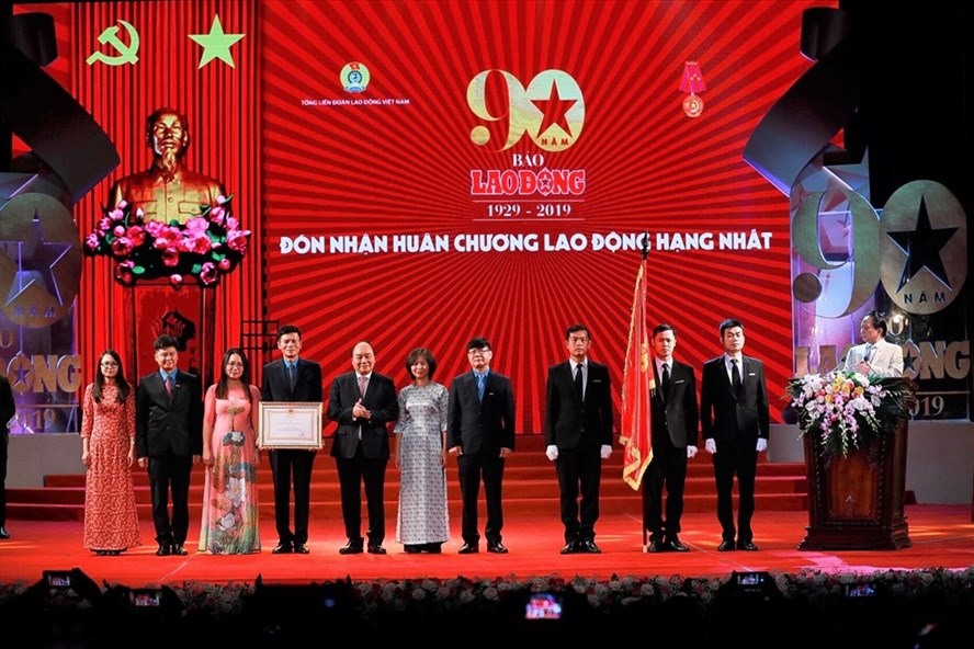 Thủ tướng Chính phủ Nguyễn Xuân Phúc trao tặng Huân chương Lao động hạng Nhất cho Báo Lao Động. Ảnh: Đình Hải